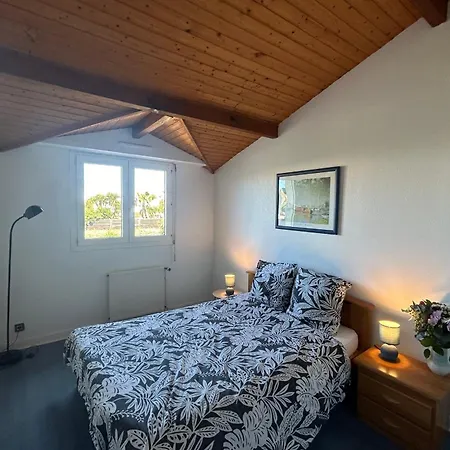 Lovely With Terrace Steps Away From The Англе