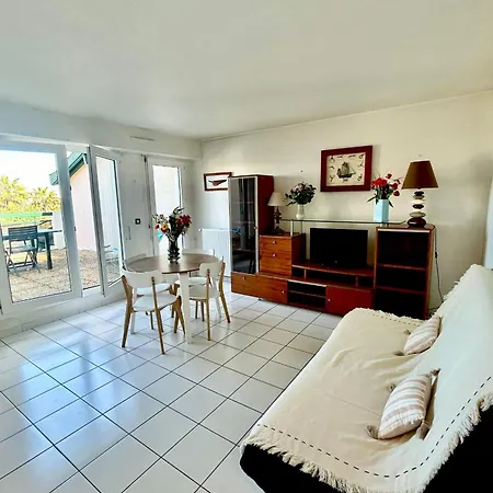 Lovely With Terrace Steps Away From The Апартаменты