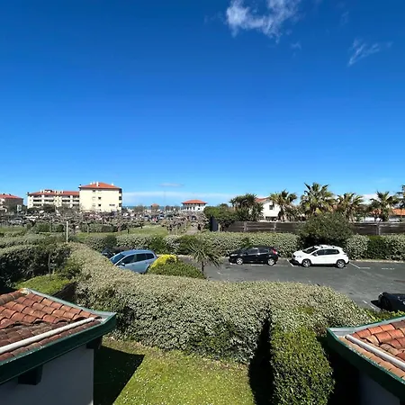 Апартаменты Lovely With Terrace Steps Away From The Англе