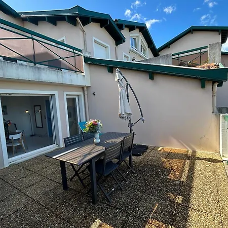 Апартаменты Lovely With Terrace Steps Away From The Англе